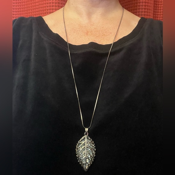 Sparkly Gunmetal Silver-tone Leaf Pendant, Necklace and Earrings Set - Picture 9 of 15